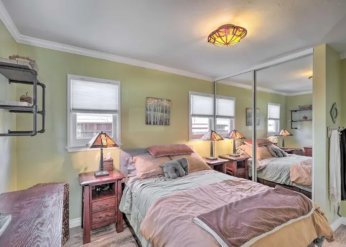 Charming Craftsman Cottage With Garden And Hot Tub!